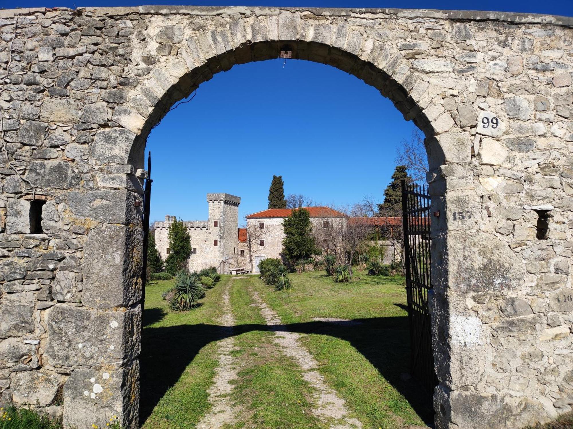 Ferienwohnung Jankovich Castle Benkovac Exterior foto